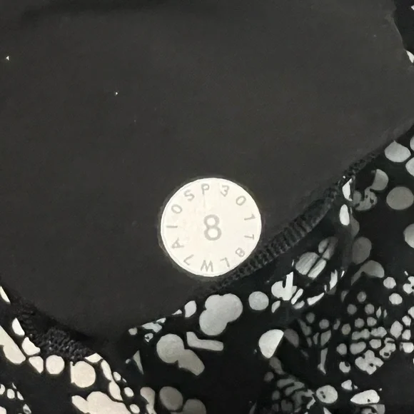 Lululemon On The Fly Short Size 8 Black and White - Picture 6 of 6